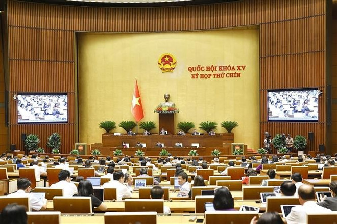 Panorama de la reunión. (Fuente: VNA) vna-potal-quoc-hoi-tiep-tuc-thao-luan-ve-ke-hoach-phat-trien-kinh-te-xa-hoi-8096841.jpg