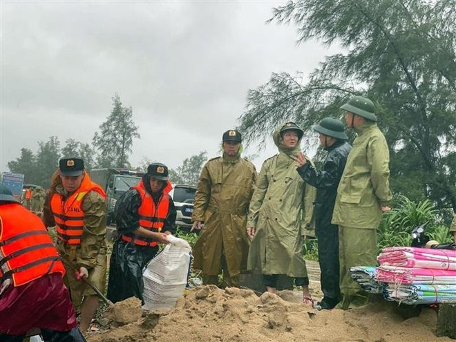 El viceprimer ministro Tran Hong Ha y su delegación inspeccionaron el refuerzo del dique de Hoi Thong en la comuna de Dan Hai, provincia de Ha Tinh. (Foto: VNA) vna-potal-pho-thu-tuong-tran-hong-ha-kiem-tra-cong-tac-ung-pho-bao-so-5-tai-ha-tinh-8232728.jpg