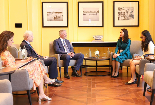 La viceministra de Relaciones Exteriores de Vietnam, Nguyen Minh Hang, se reúne con el secretario general de la OCDE, Mathias Cormann. (Fuente: VNA) ttrg-nguyen-minh-hang-gap-ttk-oecd.jpg