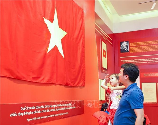 Turistas visitan la exposición sobre logros nacionales de Vietnam, en Hanoi. (Fuente: VNA) du-lichhn.jpg