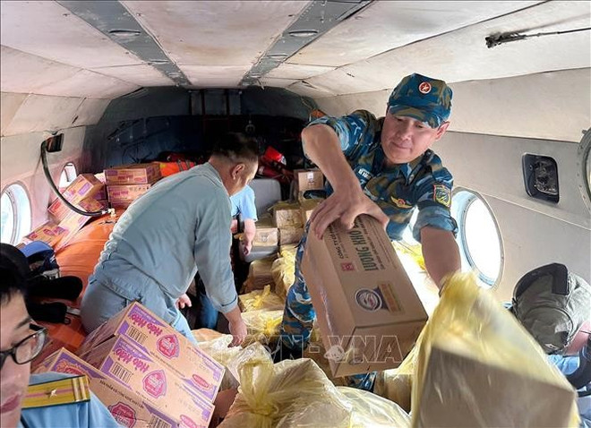 Pilotos trasladan mercancías desde helicópteros a lugares de las comunas de Van Nham y Yen Binh que están aislados debido a las inundaciones. (Fuente: VNA) uuid233b237e-0fd4-4c65-aa52-f2886018a96fcode001library1type1mode1loctruecaptrue.jpg