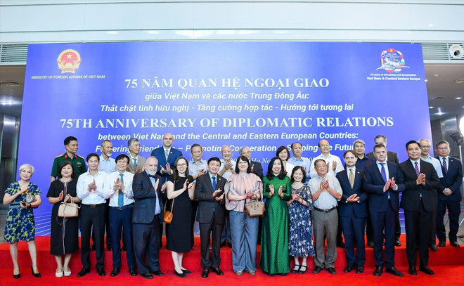 Delegados en el evento. (Fuente: VNA) pho-thu-tuong-tran-hong-ha-voi-cac-dai-bieu-anhttxvn.jpg