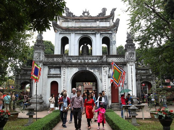 Turistas visitaron el Templo de la Literatura (Van Mieu-Quoc Tu Giam) en Hanoi. (Fuente: VNA) khachquocte.jpg