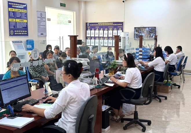 Funcionarios y servidores públicos de la comuna de Chuyen My sirven con todo el corazón y crean conveniencia para la gente. (Fuente: VNA) vna-potal-thach-thuc-va-yeu-cau-doi-moi-trong-mo-hinh-chinh-quyen-2-cap-o-ha-noi-8318440.jpg