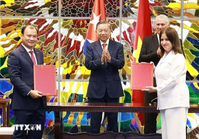 El primer secretario del Comité Central del Partido Comunista de Cuba y presidente de la República, Miguel Díaz-Canel Bermúdez, y el secretario general del Partido Comunista de Vietnam y presidente del país, To Lam, presenciaron la firma de un acuerdo de cooperación entre los dos países. (Fuente: VNA) ky-van-kien-vn-cuba.jpg