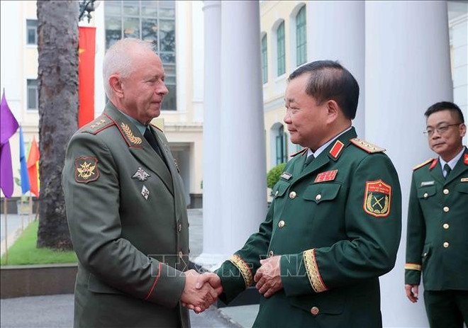 El viceministro de Defensa de Vietnam, Hoang Xuan Chien, recibe a su homólogo ruso, Alexander Vasilyevich Fomin. (Fuente: VNA) doi-thoai-030925.jpg