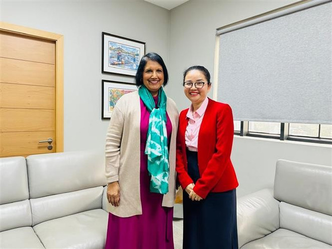 La embajadora de Vietnam en Mauricio, Tran Thi Thu Thin y la ministra de Servicios Financieros y Planificación Económica de Mauricio, Jyoti Jeetun. (Fuente: VNA) thumbstand-4.jpg