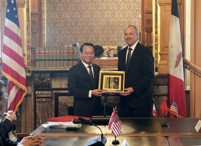 El ministro de Agricultura y Medio Ambiente de Vietnam, Do Duc Duy, y el secretario del Departamento de Agricultura del estado de Iowa. (Fuente: VNA) thumbstand-6.jpg