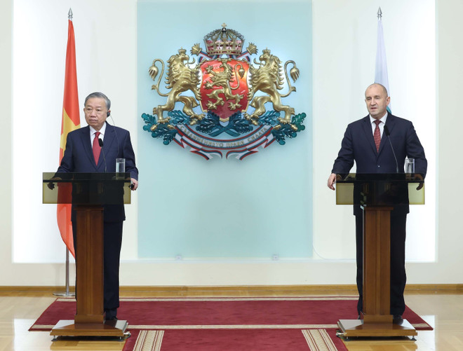 El secretario general del Partido Comunista de Vietnam, To Lam, y el presidente búlgaro, Rumen Radev, en la conferencia de prensa. (Fuente: VNA) vna-potal-thiet-lap-quan-he-doi-tac-chien-luoc-viet-nam-bulgaria-8357858.jpg