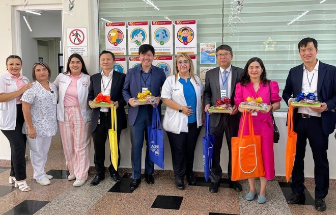La delegación de la Embajada de Vietnam en México se fotografió con los directivos del Sistema de Educación Preescolar Cendi. (Fuente: VNA) doan-cong-tac-dai-su-quan-viet-nam-chup-anh-chung-voi-ban-lanh-dao-he-thong-giao-duc-mam-non-cendi-anh-phat.jpg