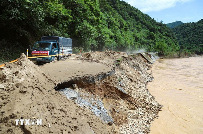 Nghe An: El sistema de terraplenes, taludes, barreras y corredores de defensa blanda de la Carretera 7 resultó gravemente dañado y deformado por la inundación del río Lam. (Foto: VNA) nghe-an-ha-tang-giao-thong-thiet-hai-nhieu-tuyen-duong-bi-chia-cat-0308.jpg