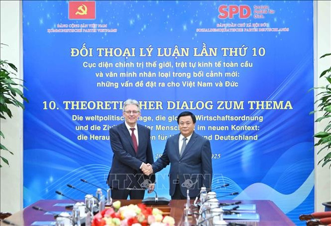 Nguyen Xuan Thang, miembro del Buró Político del PCV, presidente del Consejo Teórico Central y director de la Academia Nacional de Política Ho Chi Minh, y Achim Post, vicepresidente del SPD. (Fuente: VNA) vna-potal-trao-doi-ly-luan-chinh-tri-lan-thu-10-giua-dang-cong-san-viet-nam-va-dang-dan-chu-xa-hoi-duc-spd-stand-1.jpg