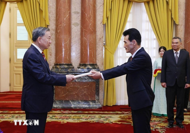 El secretario general del Partido Comunista de Vietnam, To Lam, recibe al embajador de Corea del Norte en Vietnam, quien le entrega sus cartas credenciales. (Fuente: VNA) to-lam-trieu-tien.jpg