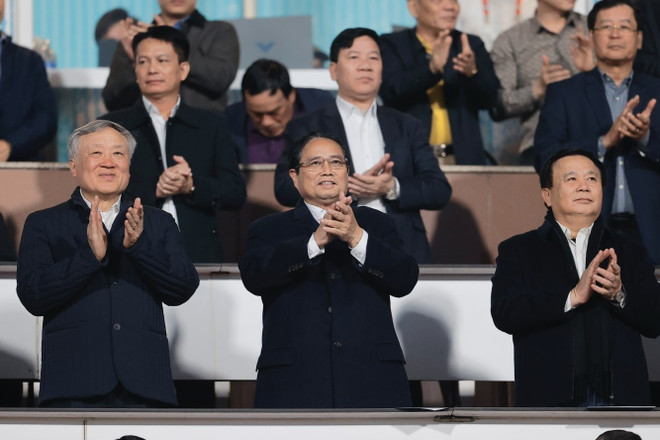 El primer ministro vietnamita, Pham Minh Chinh (medio) está en el estadio de Viet Tri. (Fuente: VNA) vna-potal-asean-cup-2024-chung-ket-luot-di-viet-nam-gap-thai-lan-7787787.jpg