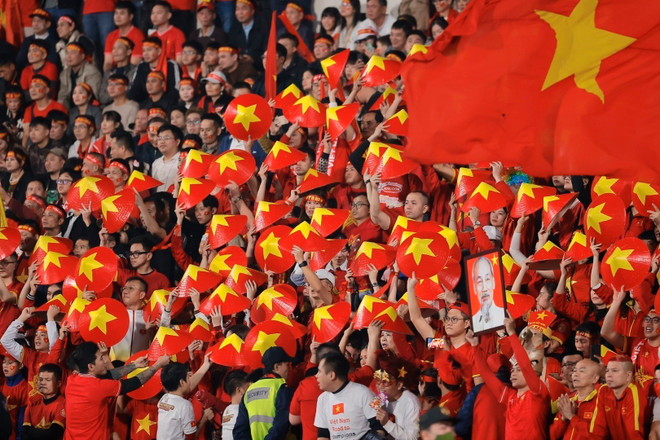 Fanáticos vietnamitas en el estadio. (Fuente: VNA) vna-potal-asean-cup-2024-chung-ket-luot-di-viet-nam-gap-thai-lan-7787785.jpg