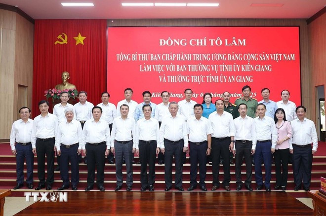 El secretario general del Partido Comunista de Vietnam, To Lam, y delegados. (Fuente: VNA) tong-bi-thu-to-lam-lam-viec-voi-ban-thuong-vu-tinh-uy-kien-giang-va-thuong-truc-tinh-uy-an-giang-8072272-9.jpg