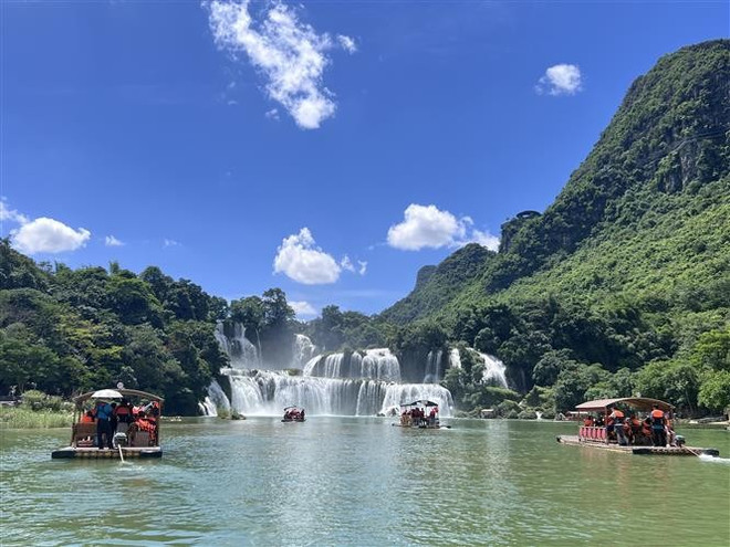 La belleza de la cascada Ban Gioc en la provincia norvietnamita de Cao Bang. (Fuente:VNA) vna-potal-cao-bang-don-hon-1-trieu-luot-du-khach-du-lich-8096616.jpg