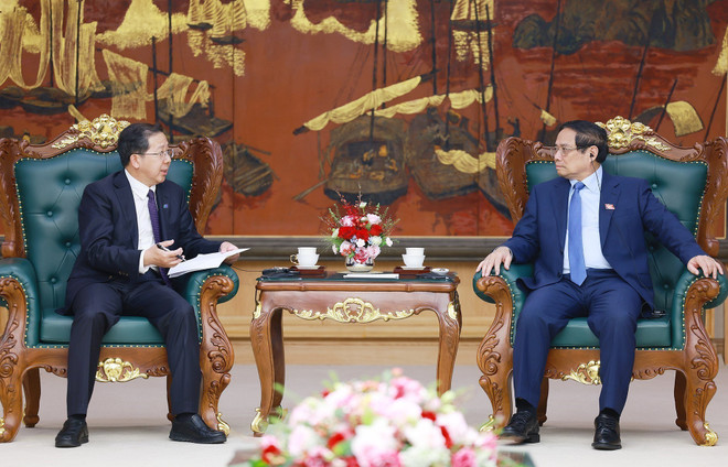 El primer ministro vietnamita, Pham Minh Chinh, recibe a Peng Gangping, presidente de la junta directiva del Grupo chino de Ciencia y Tecnología Huadian. (Fuente: VNA) vna-potal-thu-tuong-tiep-chu-tich-cong-ty-huu-han-tap-doan-khoa-hoc-ky-thuat-hoa-dien-trung-quoc-cho-phat-8031305.jpg