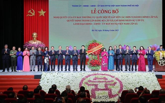 En el evento. (Fuente: VNA) vna-potal-chu-tich-nuoc-du-le-cong-bo-nghi-quyet-quyet-dinh-sap-nhap-don-vi-hanh-chinh-tai-ha-noi-8122029.jpg