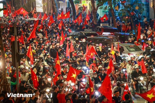 Miles de personas salieron a las calles en el Centro de Hanoi portando banderas para celebrar la victoria de la selección nacional de fútbol. (Fuente: VNA) an-mung-chien-thang-16.jpg