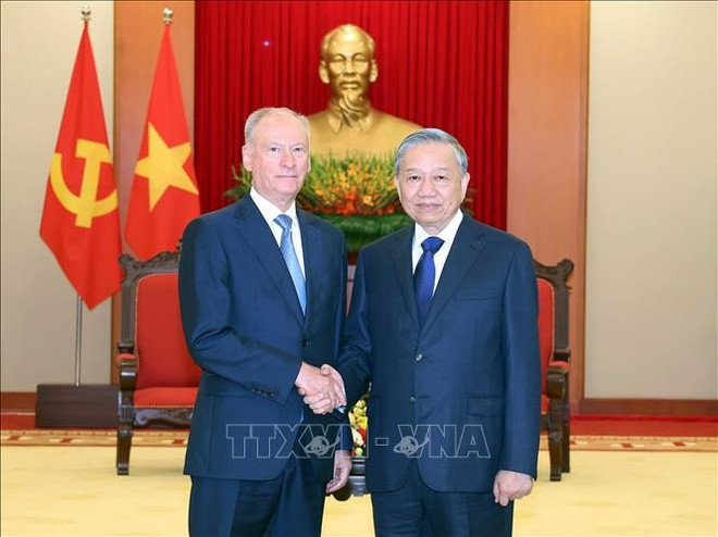 El secretario general del Partido Comunista de Vietnam, To Lam, recibe a Nikolai Patrushev, asistente del Presidente de Rusia y jefe del Consejo Marítimo del país. (Fuente: VNA) to-la.jpg