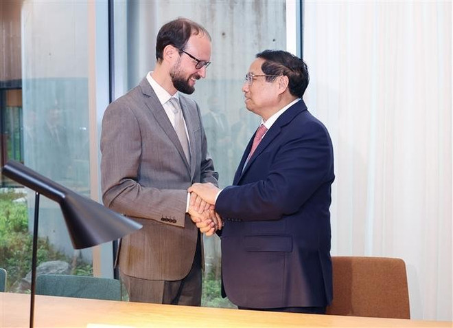 El primer ministro vietnamita, Pham Minh Chinh, y el hijo del compositor clásico estonio Arvo Pärt. (Fuente: VNA) vna-potal-thu-tuong-tham-khong-gian-trung-bay-cua-nha-soan-nhac-estonia-arvo-part-8078683.jpg