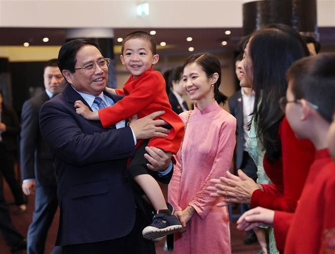 El primer ministro Pham Minh Chinh y residentes connacionales en Estonia. (Fuente: VNA) vna-potal-thu-tuong-gap-go-cbnv-dai-su-quan-va-cong-dong-nguoi-viet-nam-tai-estonia-8078834.jpg
