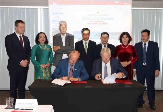 Representantes de las empresas Camco Technologies y Deep C firmaron un acuerdo de cooperación en materia de inversiones en Quang Ninh, en el marco del foro. (Fuente: VNA) vna-potal-quang-ninh-day-manh-hop-tac-voi-doi-tac-bi-vi-tuong-lai-xanh-va-ben-vung-8078156.jpg