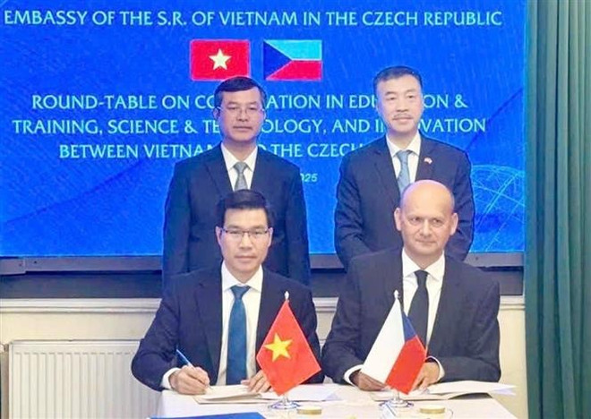 Tran Trong Dao, presidente de la Universidad Ton Duc Thang, y Milan Adamek, presidente de la Universidad Tomas Bata firmaron un acuerdo de cooperación. (Foto: VNA) vna-potal-thuc-day-quan-he-viet-sec-ve-giao-duc-dai-hoc-nghien-cuu-khoa-hoc-8078164.jpg