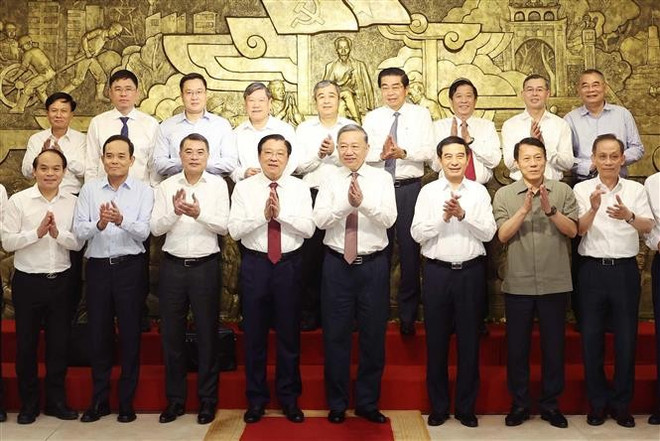 Delegados en el evento. (Fuente: VNA) vna-potal-tong-bi-thu-to-lam-lam-viec-voi-ban-noi-chinh-trung-uong-8047934.jpg