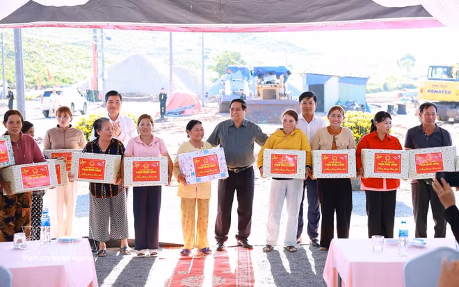 vnanet-potal-thu-tuong-tham-nhan-dan-khu-tai-dinh-cu-xa-tuy-an-tay-phia-dong-tinh-dak-lak-8615055.jpg