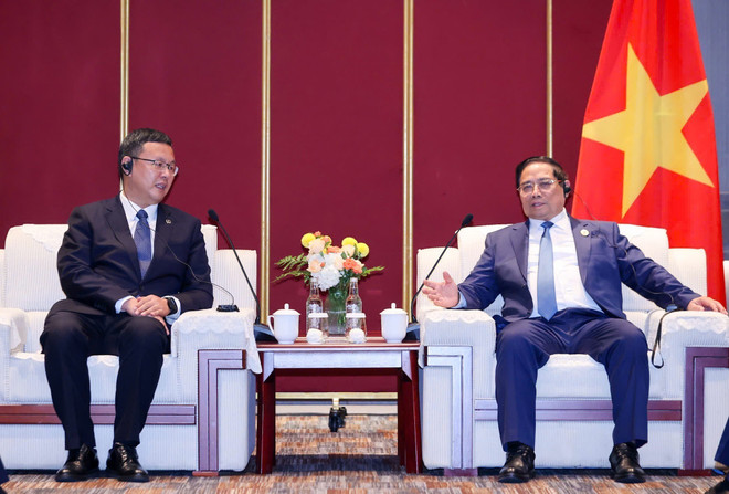 El primer ministro de Vietnam, Pham Minh Chinh, recibe a Chen Wenjian, presidente de la Corporación de Ingeniería Ferroviaria de China (CREC). (Fuente: VNA) vna-potal-thu-tuong-tiep-lanh-dao-mot-so-tap-doan-hang-dau-cua-trung-quoc-8110966.jpg
