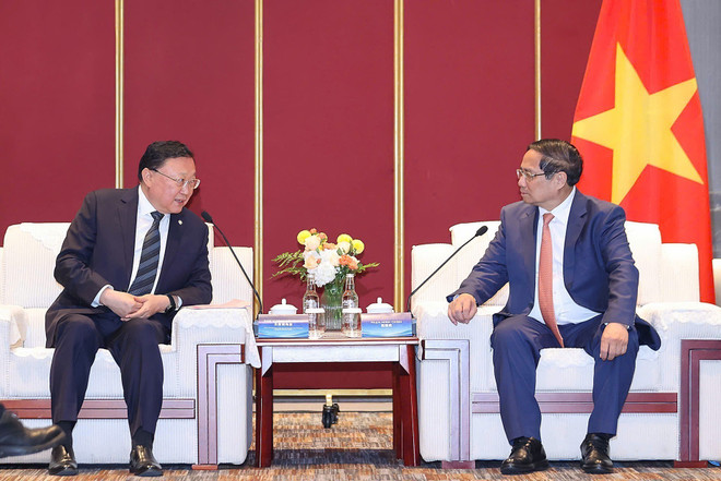 El primer ministro de Vietnam, Pham Minh Chinh, recibe al presidente de la Compañía de Construcción de Comunicaciones de China (CCCC), Wang Tongzhou. (Fuente: VNA) vna-potal-thu-tuong-pham-minh-chinh-tiep-lanh-dao-mot-so-tap-doan-hang-dau-trung-quoc-8110607.jpg