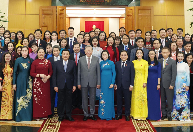 El secretario general del Partido Comunista de Vietnam (PCV), To Lam, y delegados. (Fuente: VNA) vna-potal-tong-bi-thu-to-lam-gap-mat-nhom-dai-bieu-quoc-hoi-tre-dang-tham-du-ky-hop-thu-9-quoc-hoi-khoa-xv-8111081.jpg