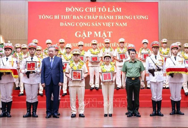 El secretario general del Partido Comunista de Vietnam, To Lam, y el ministro de Seguridad Pública, Luong Tam Quang, entregan obsequios a efectivos destacados. (Fuente: VNA) tbt4-040825.jpg