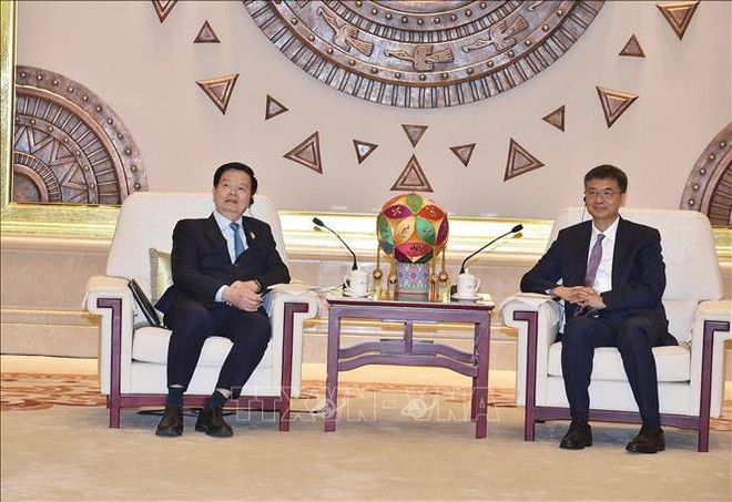 El viceprimer ministro vietnamita Mai Van Chinh se reúne con Mai Van Chinh con Chen Gang, secretario del Comité del Partido Comunista de China en la Región Autónoma Zhuang de Guangxi. (Fuente: VNA) quang-tay.jpg