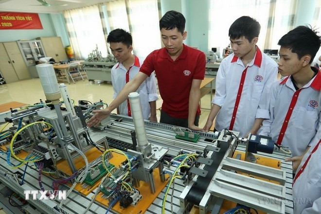 Un profesor presenta un modelo de automatización a los estudiantes. (Fuente: VNA) chuyen-doi-so-3.jpg