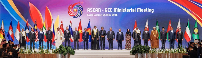 Delegados en el evento. (Fuente: baochinhphu.vn) asean-gcc-ministerial-meeting-2-17482264881631767975493.jpg