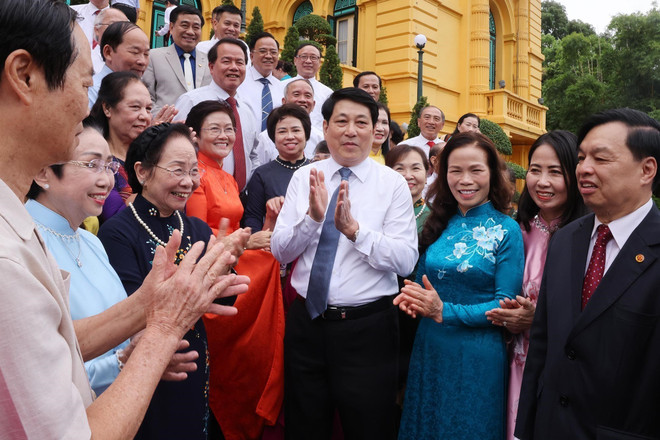 El presidente Luong Cuong y delegados. (Fuente: VNA) vna-potal-chu-tich-nuoc-gap-mat-dai-bieu-khuyen-hoc-tien-bieu-toan-quoc-8140943.jpg