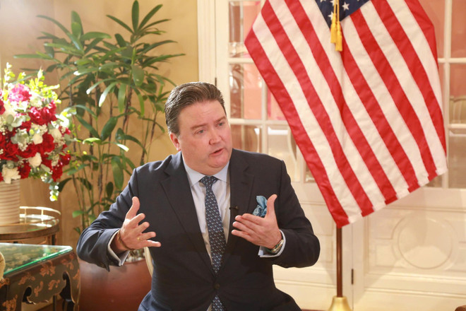Estados Unidos desea acompañar a Vietnam en su camino hacia convertirse en una nación desarrollada con una economía basada en alta tecnología y energía limpia, afirmó el embajador de Washington en Hanoi, Marc Knapper. (Vietnamplus) marc1.jpg
