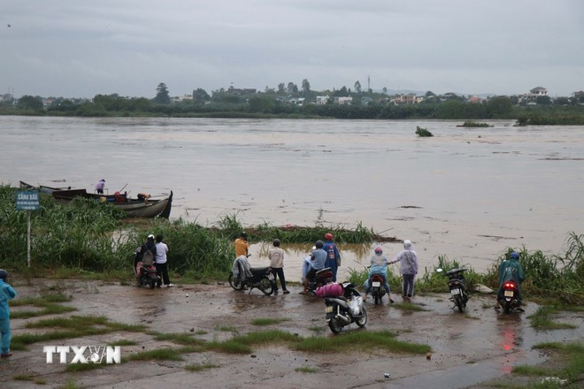 La gente vigila las inundaciones en el río Tra Khuc en Quang Ngai. (Fuente: VNA) nuoc-ngap-quang-ngai-3.jpg