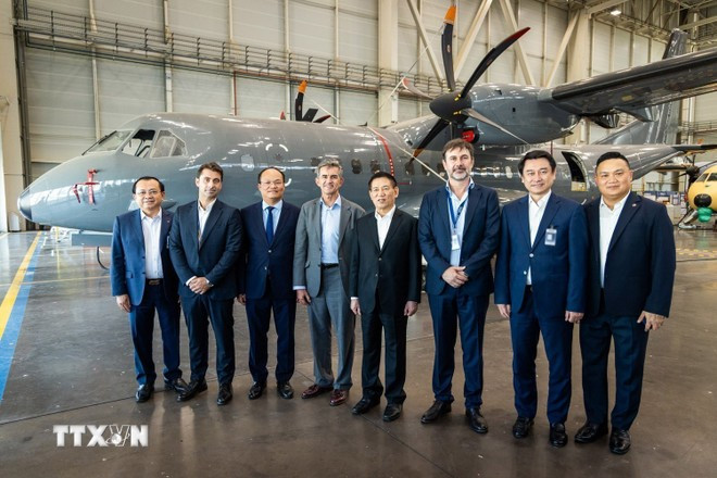 El viceprimer ministro vietnamita, Hoc Duc Phoc y delegados en la factoría de Airbus en la ciudad de Sevilla. (Fuente: VNA) ho-duc-phoc-airbus-2.jpg