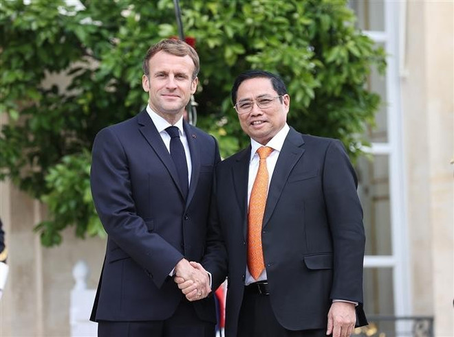 Durante su visita oficial a la República Francesa, en la mañana del 4 de noviembre de 2021, en el Palacio del Elíseo, en París, el primer ministro vietnamita, Pham Minh Chinh, se reunió con el presidente anfitrión Emmanuel Macron. (Fuente: VNA) vna-potal-dua-quan-he-doi-tac-chien-luoc-viet-nam-phap-len-tam-cao-moi-7630453.jpg