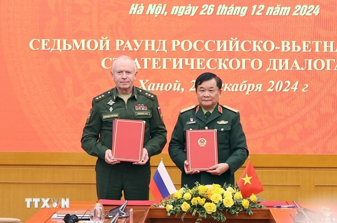 El viceministro de Defensa de Vietnam, Hoang Xuan Chien, y su homólogo ruso en la firma de un documento de cooperación entre las dos carteras. (Fuente: VNA) ngaok.jpg