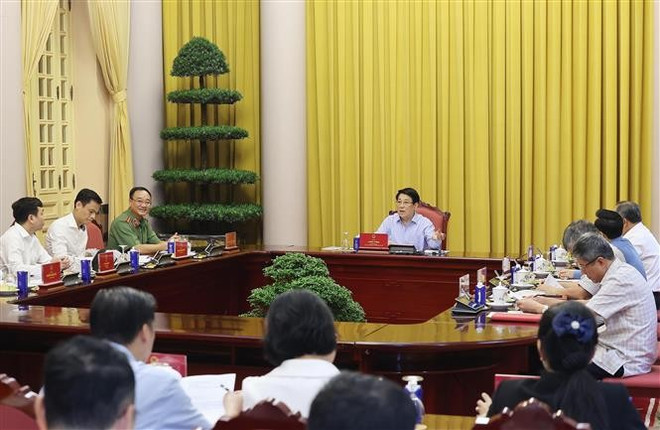 Panorama de la reunión. (Fuente: VNA) vna-potal-chu-tich-nuoc-chu-tri-buoi-lam-viec-ve-cong-tac-chuan-bi-cho-le-mo-ky-cong-uoc-ha-noi-8339712.jpg