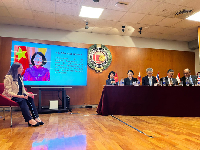 La embajadora de Vietnam en Argentina, Ngo Minh Nguyet, habla en el evento. (Fuente: VNA) vna-potal-viet-nam-tham-du-hoi-thao-asean-tai-argentina-8339468.jpg