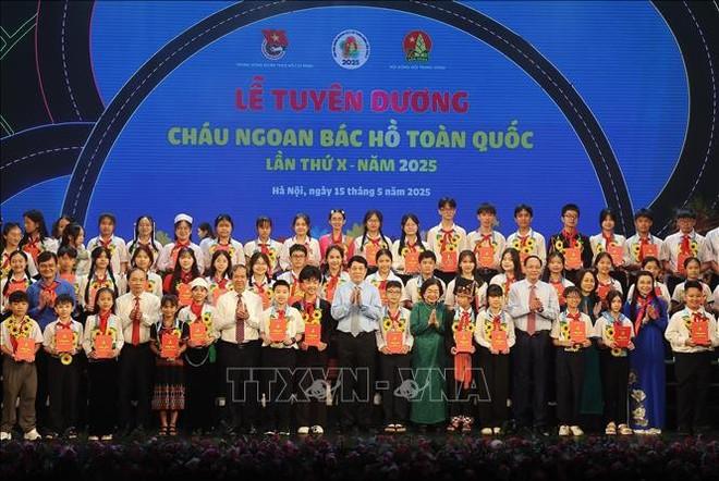 El presidente Luong Cuong y los niños destacados. (Fuente: VNA) vna-potal-chu-tich-nuoc-luong-cuong-du-le-tuyen-duong-chau-ngoan-bac-ho-toan-quoc-lan-thu-x-nam-2025-stand-1.jpg