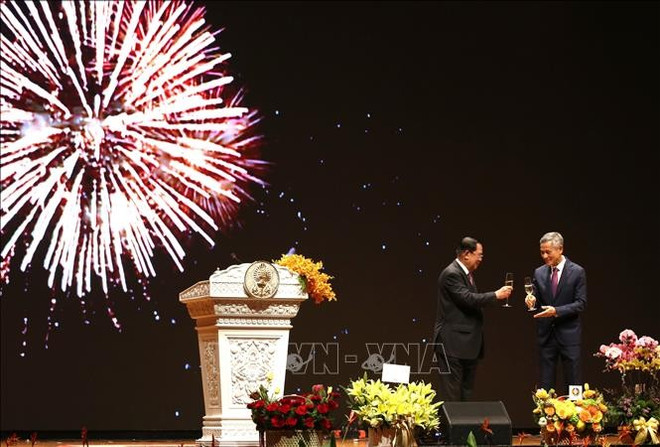 El presidente del Partido Popular de Camboya y titular del Senado, Samdech Techo Hun Sen, y el embajador de Hanoi en Phnom Penh, Nguyen Minh Vu, en el evento. (Fuente: VNA) vn-cpc1.jpg