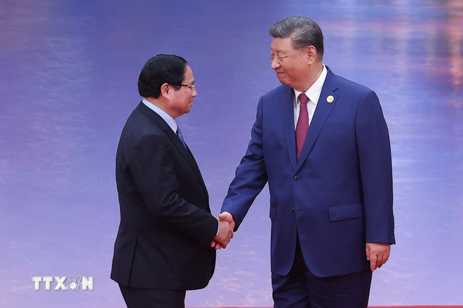 El secretario general del Partido Comunista y presidente de China, Xi Jinping, se reúne con el primer ministro vietnamita, Pham Minh Chinh. (Fuente: VNA) thu-tuong-pham-minh-chinh-du-chieu-dai-cac-truong-doan-tham-du-sco-2025-8247426-6.jpg