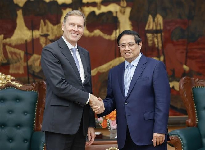 El primer ministro vietnamita, Pham Minh Chinh, recibe a Wouter Van Wersch, vicepresidente ejecutivo de Airbus, grupo líder mundial en fabricación de aeronaves. (Fuente: VNA) vna-potal-thu-tuong-tiep-pho-chu-tich-dieu-hanh-toan-cau-tap-doan-airbus-7913744.jpg